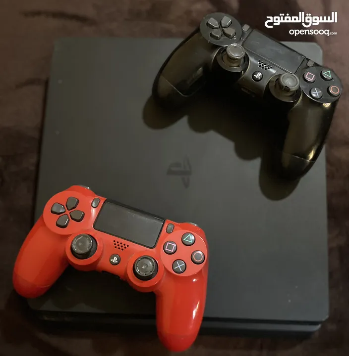 بلايستيشن 4 ( 1 تيرا ) مع ايديتين للبيع بسعر مناسب جدا