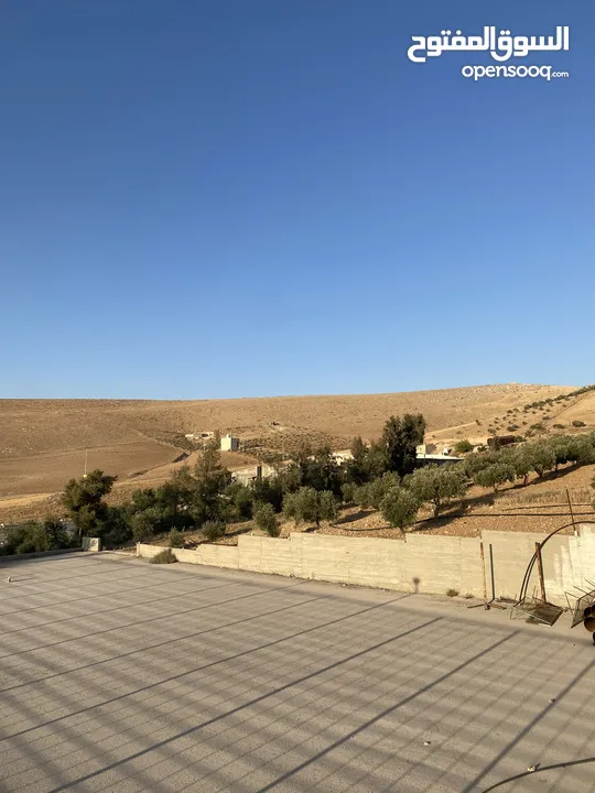 فرصة استثمارية لا تعوض ارض 14 دونم مع ملعب قدم خماسي باعلى المواصفات ، مرافق وصاله كبيره وتراس خارجي