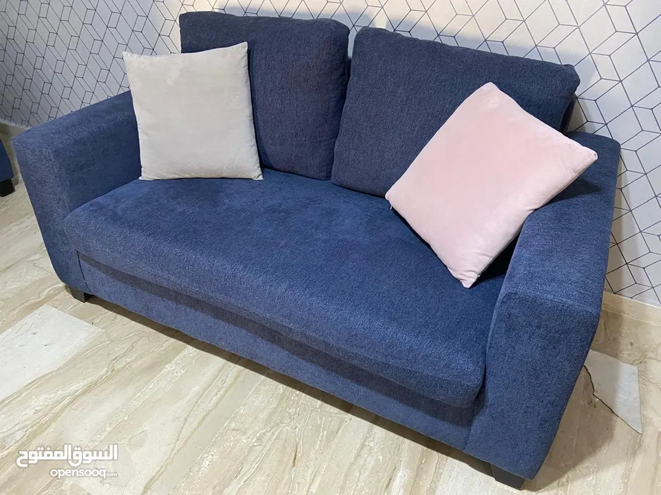 للبيع تقم كورنر مميز المقاس: 2.80 × 2.00 متر + قطعة جانبية 1.60 متر  المواصفات:  مصنوع من أجود أنواع