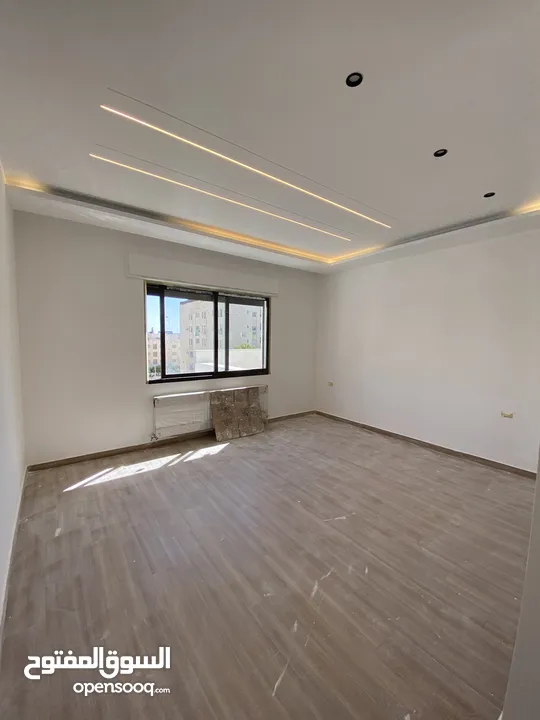 شقة مميزة اخير مع روف في اجمل مناطق قرية النخيل اجمل تشطيب واطلالة رائعة 240 داخلي و 90 تراس خارجي