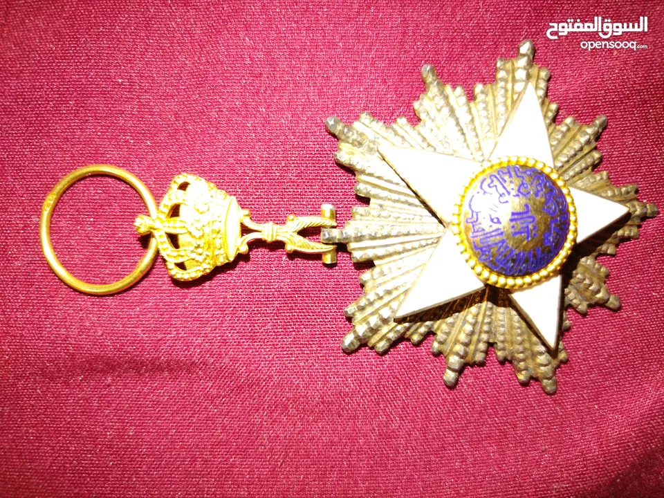 نيشان ملكى وزن41, 41 جرام من الدهب والفضه وعقدفضه من الاحجار الكريمه وطوابع قديمه نادره