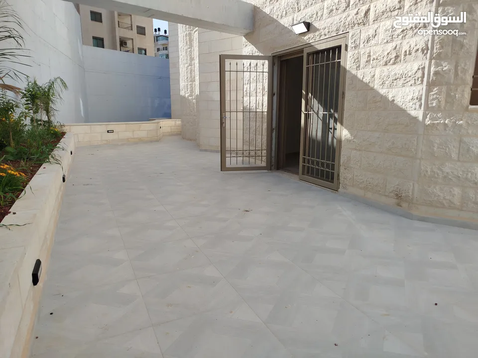 شقه مع حديقه للبيع