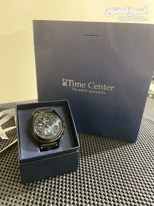 ساعة TOMMY HILFIGER WATCHES جديدة من شركة TIME CENTER للبيع بسعر مغري نظيفة جدا استعمال بسيط