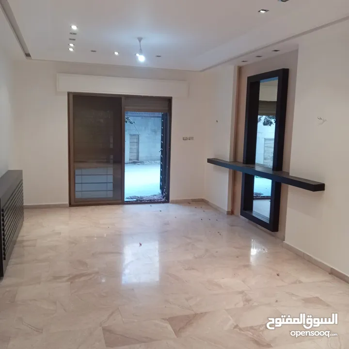 خلدا ـ شقه ارضيه فارغه للايجار ـ 200 متر داخلي  200 متر خارجي + حديقه مشجره - كراج خاص