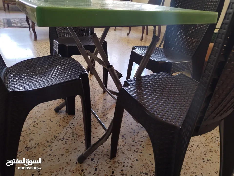 طاوله صغيره مع 4 كراسي