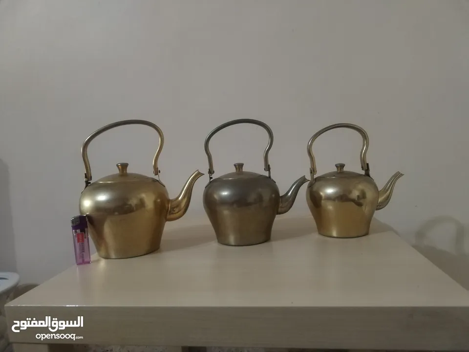 اباريق شاي نادر وقديم قاعده عريضه وعنق طويل مائل..