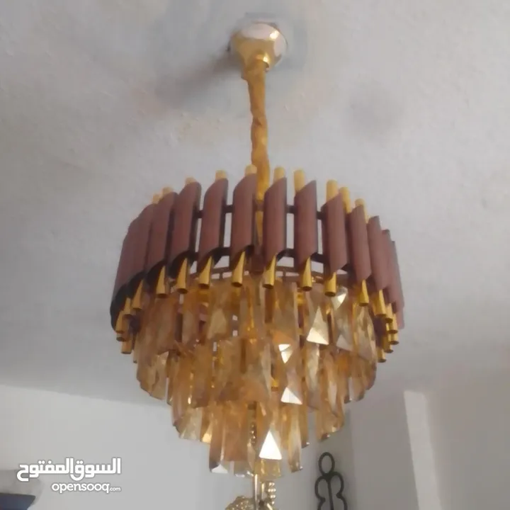 ثريات مستعمله بحاله ممتازة الاضاء ممتاز