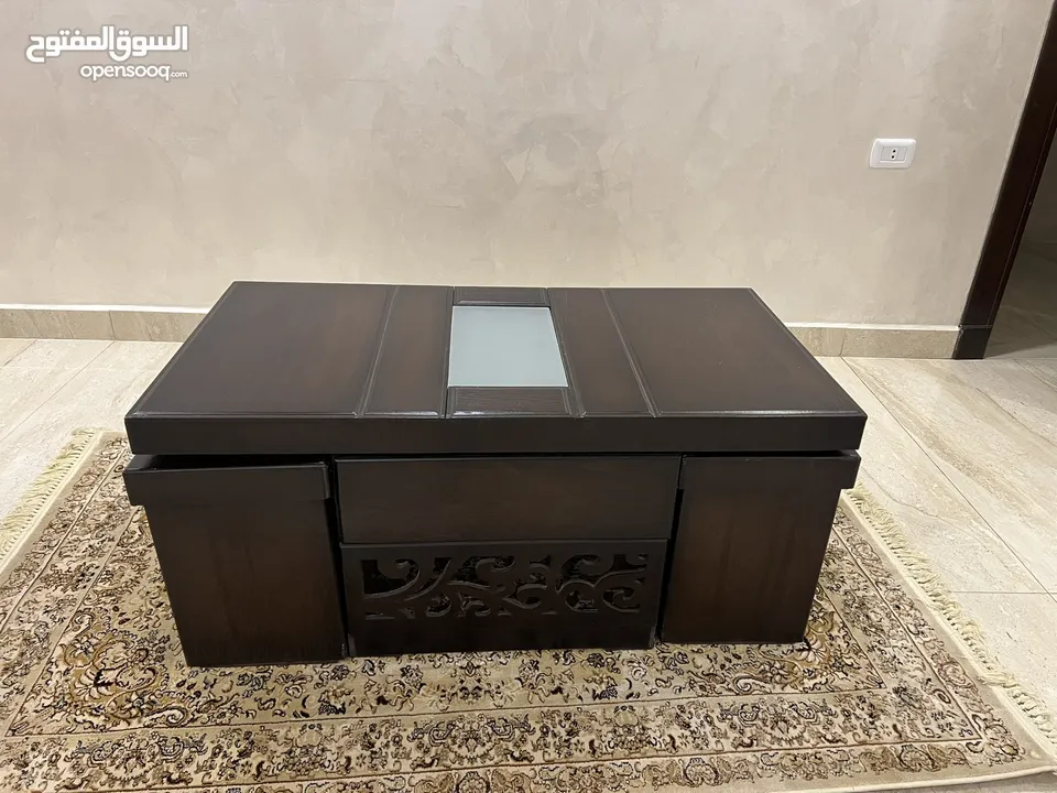 طقم كنب مستعمل للبيع مع هدية طاولة وسط و سجادة في الزرقاء