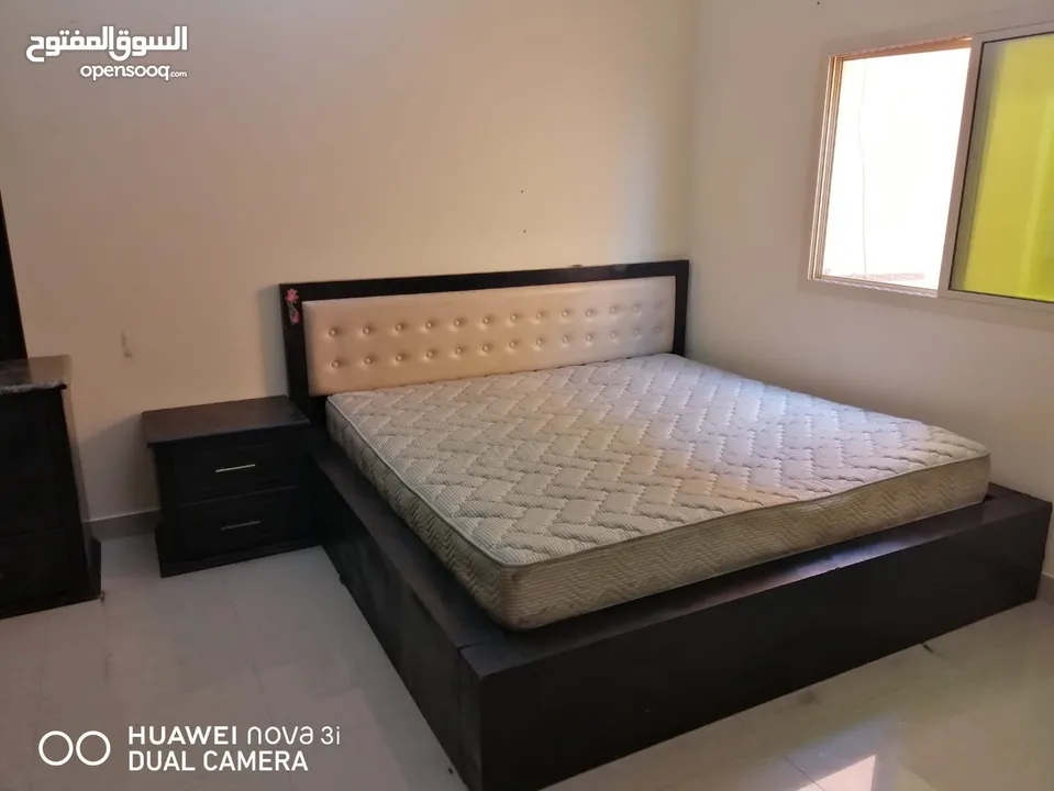 غرفة نوم مستعملة للبيع تشمل سرير بالماترس ودولاب (كبت) و تسريحة أدراج بالمراه