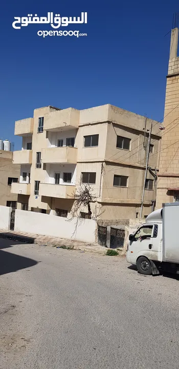 عمارة من اربع طوابق العمارة فارغة