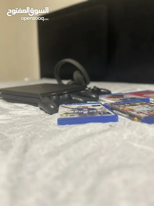 Ps4 pro + ايدتين للبليسيشن + سماعة بلوتث +الشاحن+للبليستيشن+ 4 سديات ومن ضمنهم العبة الشهيرة Gta5