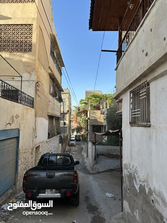 شقتين للبيع (أرضي + تسوية)  الزرقاء حي رمزي في منطقة حيوية جداً
