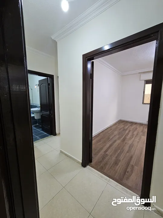 شقة طابق اول شارع الجامعة خلف ليدرز مقابل الجامعة الاردنية مبنى السكري