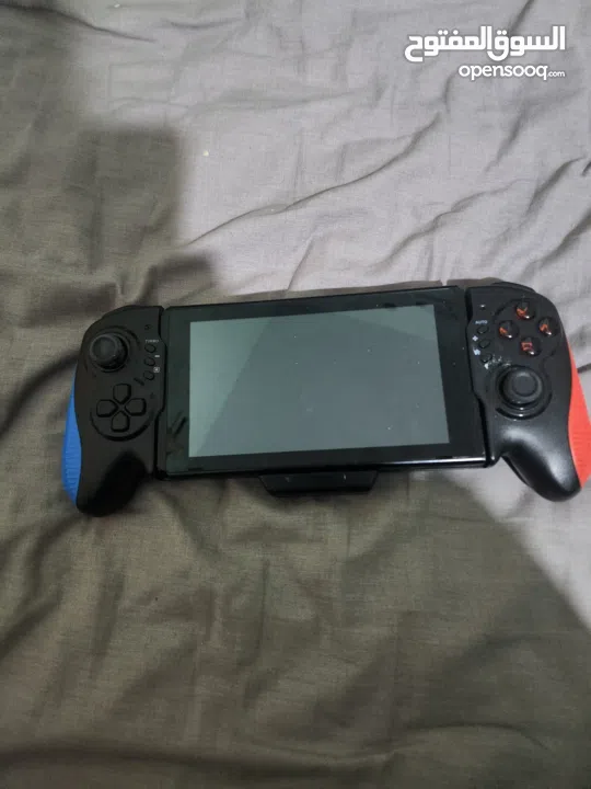 نينتندو سويتش مع كينترولارنينتندو سويتش مع كينترولارنينتندو سويتش مع كينترولار