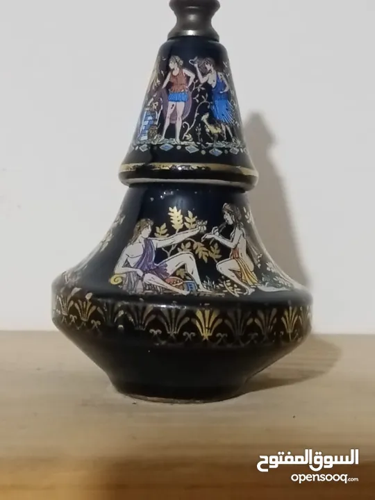 عطر فاخر قبرصي مرسم بماء الذهب عطرها الاصلي بالداخل تاريخ 89/2/3