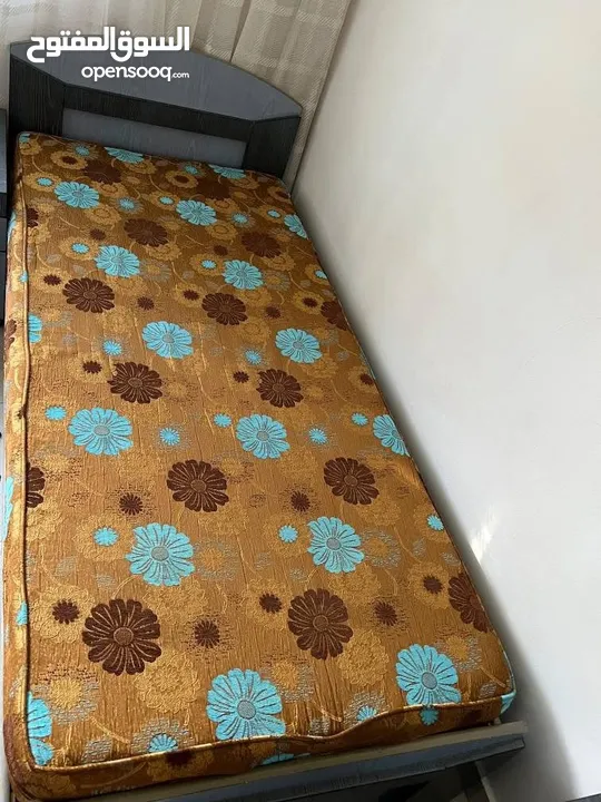 سريرين شبه جديد للبيع