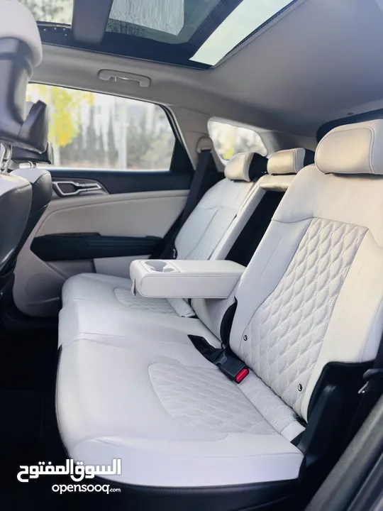 كيا سبورتاج هايبرد 2023 فل كامل مع بانوراما - باللون المميز والداخلية المميزة - والسعر المميز