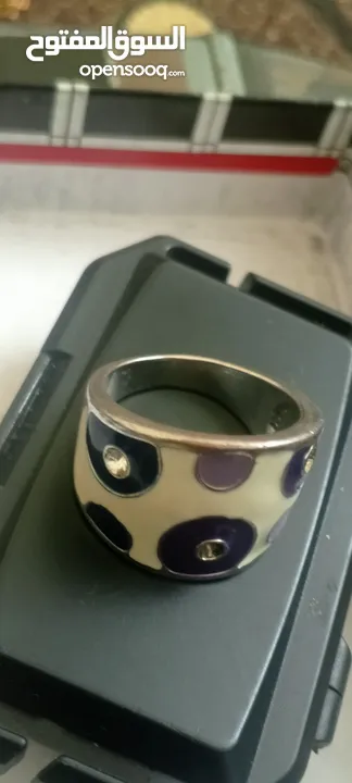 مجموعة من قطع الفضه مثل  الخواتم و سناسيل اساور وتعليقات موجودات في اربد شارع بلاط الشهداء
