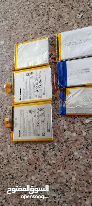 بطاريات أجهزة مختلفة وحواضن خطوط تطشات