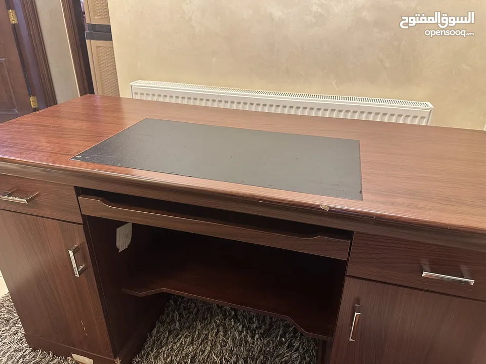 مكتب خشب ثقيل