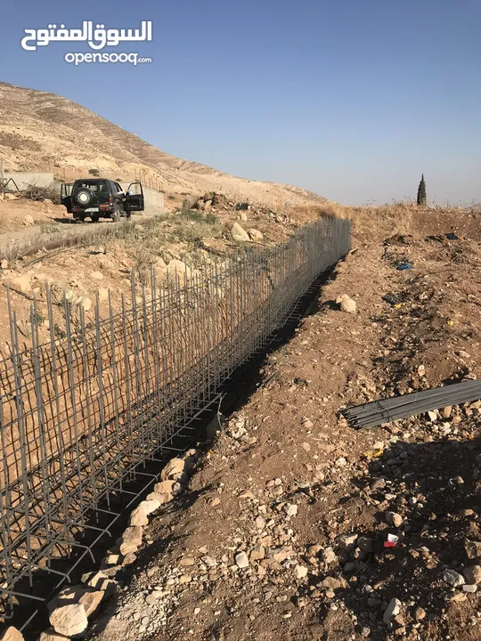ارض للبيع في النصارية مطلة على جميع الجهات ما بسكر عليها حدا وصحية واصل مياه وكهرباء مع جدار جنوبي