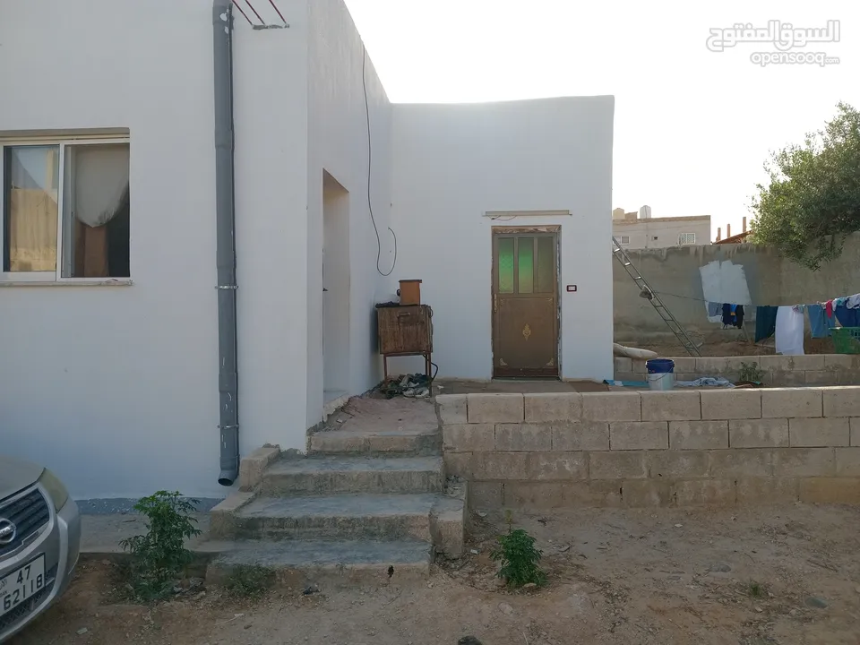 بيت للبيع مكون ثلاث غرف وحمام ومطبخ وبرنده وحوش كراج سياره