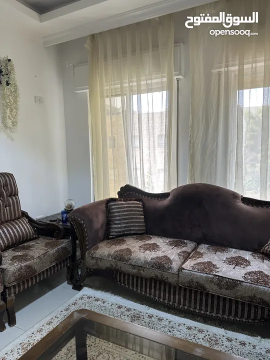 طقم كنب لون بني خشب ثقيل ومتين جدا