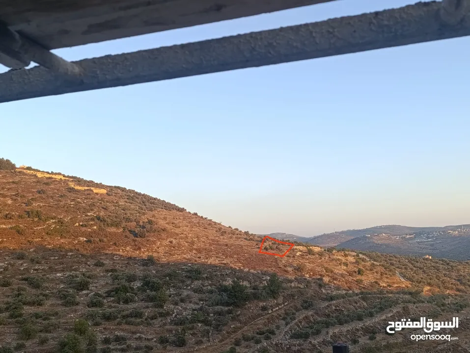 أرض مفروزة مطلة  منطقة A في عنبتا جبل الشيخ عيسى إطلالة غربية تقع على شارعين