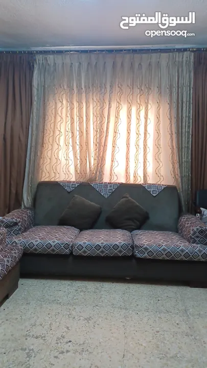 طقم كنب 7 مقاعد بحالة جيدة جدا مع طاولة وسط خشب وقزاز للبيع المستعجل بداعي السفر