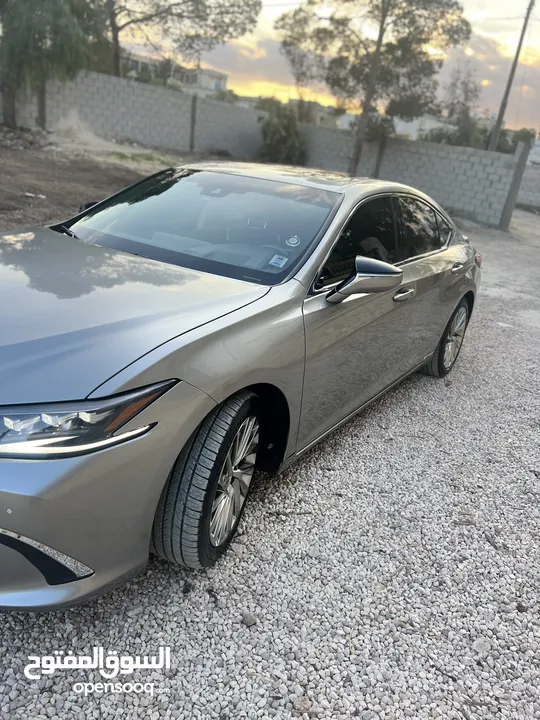 ‎لكزس 2021 lexus ES300h 2021  وارد كندا استخدام شخصي في كندا و الأردن السيارة غير مجمرة