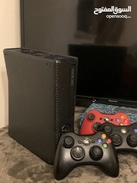 X Box360slim 500 جيجا 3 ايادي تحكم واحده بحاجه الى  كبسه LB TB مع سلك لشحن الايادي  والمحول