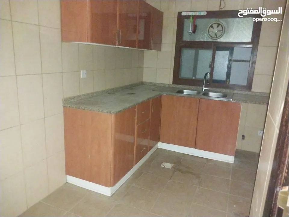 للإيجار السنوي شقة غرفة و صالة بمساحات ممتازة في كورنيش عجمان تاني صف