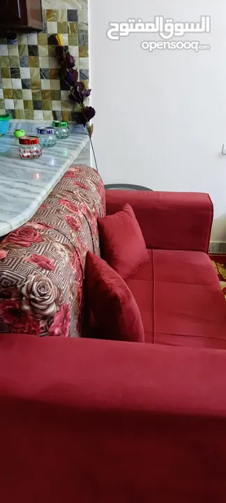 كنب كورنر صالون لون خمري مع طربيزات وطاوله وسط وطاولة شاشه تفصيل