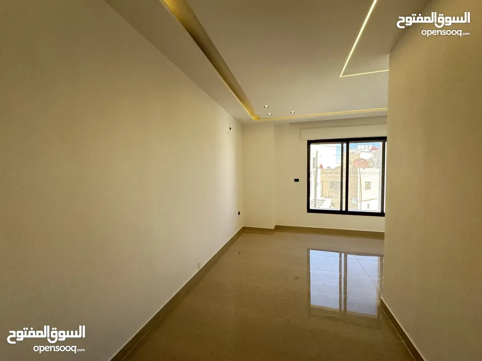 شقة ارضية مع مدخل خاص و ترس في مرج الحمام منطقة طبقة خلف مدارس الخمائل