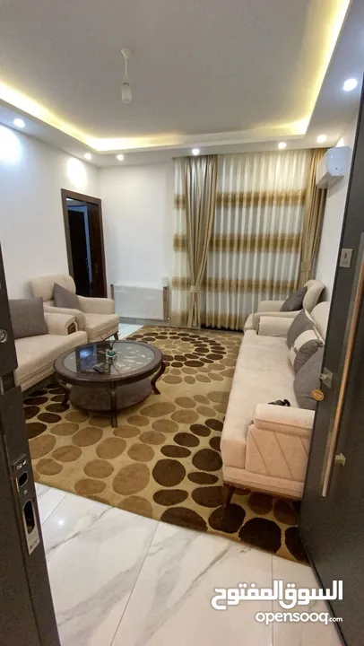 شقه مفروشه خمس نجوم طابق ارضي مع ترس بلقرب لجميع الخدمات صيداليه سوبر ماركت جيم مقهي حديقه موقع مميز