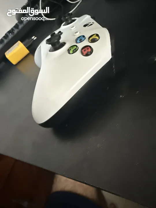 Xbox one s (مع يد تحكم)