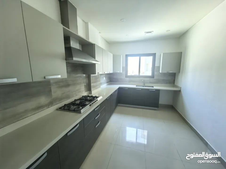 للايجار شقه سكنية نظيفة جدا مع التكييف .مكونة من.  غرفتين صالة ومطبخ  وحمامين موقع ممتاز