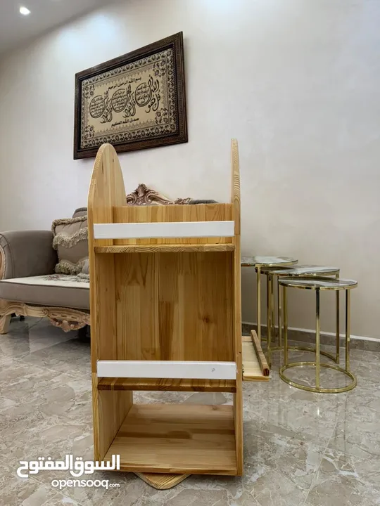 مكتبة اطفال مع قاعدة متحركة