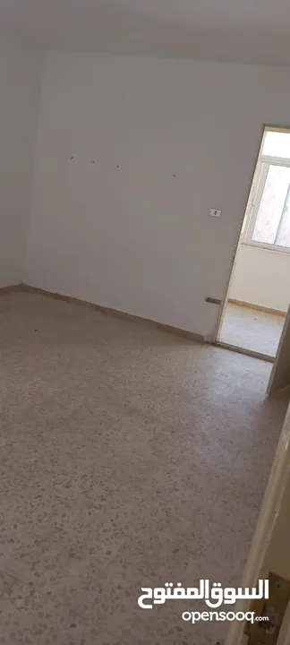 شقة طابق شبه ارضي للبيع بداعي السفر