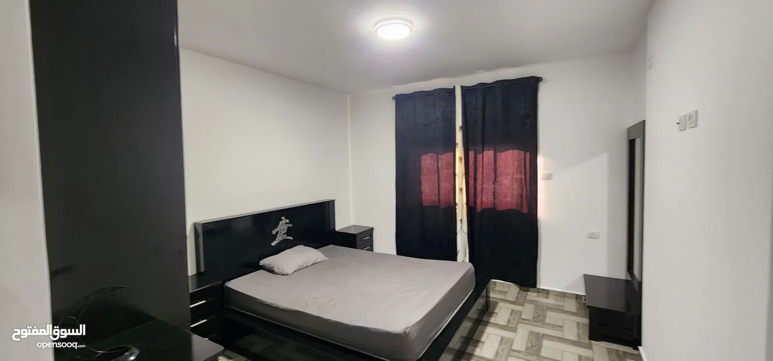 شقة وسط البلد قريبة من جميع الخدمات الشقة مكونة من غرفتين وصالون وحمامين ومطبخ وبرندة