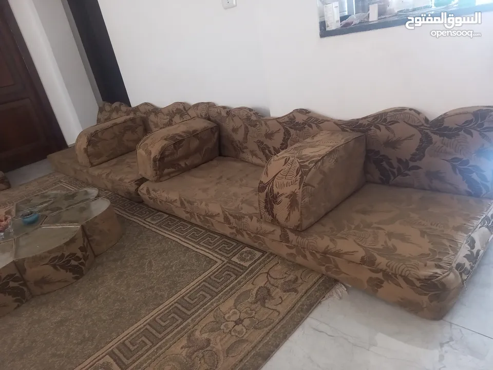 جلسة عربية بحالة جيدة جدا مع مراكي وطاولات