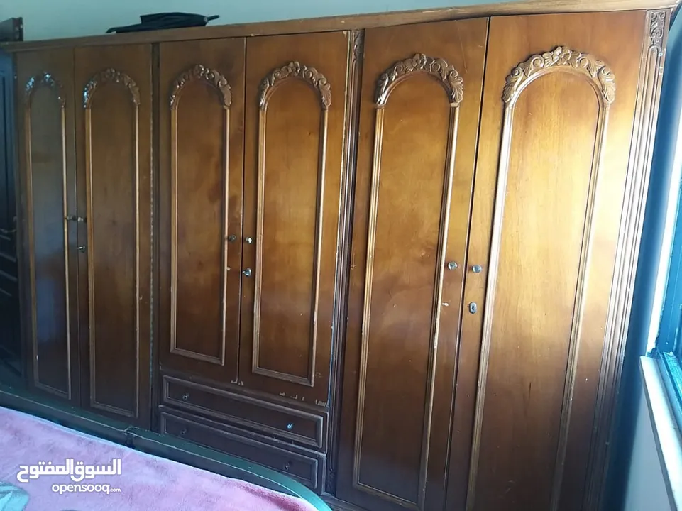 خزانة وبيرو بحالة ممتازة