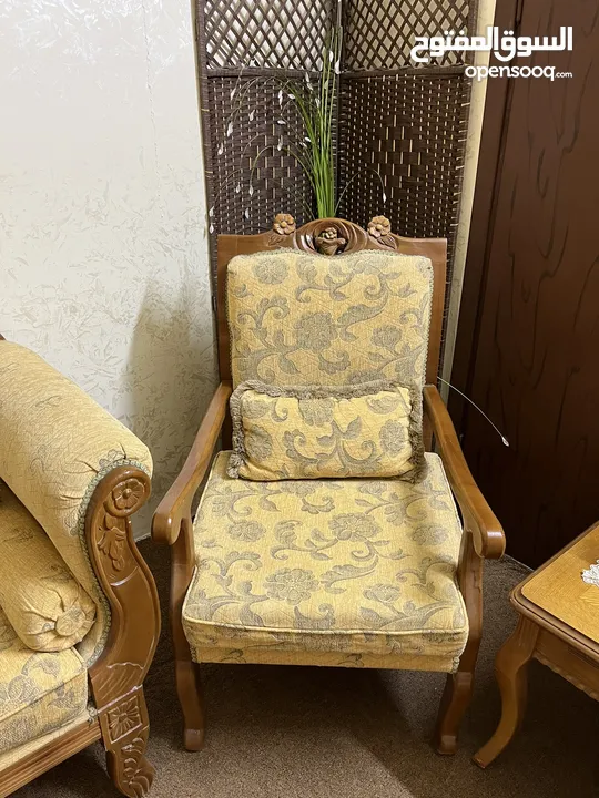 طقم كنب ضيافة تفصيل خشب ممتاز – بحالة ممتازة