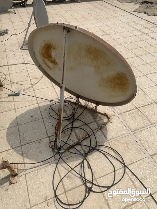 صحن رسفير شغالين ثنينهم الاول معاه جميع مستلزمات و الثاني بس هو شغال