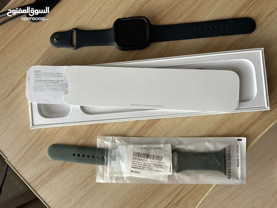 Apple Watch 8 45 mm مع كستكين اضافي