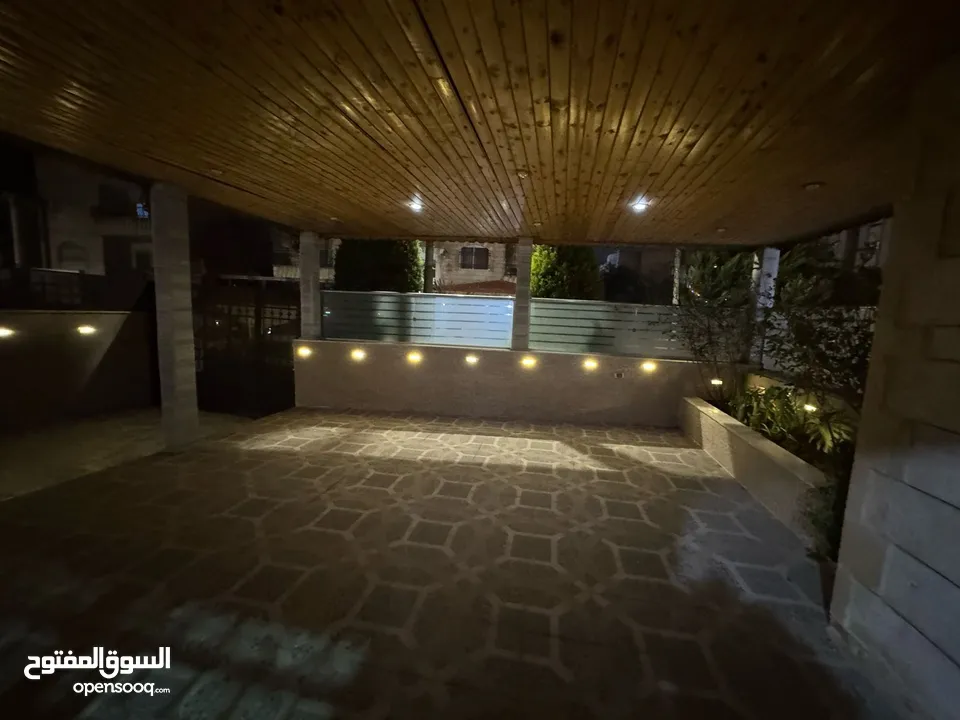 شقة أرضية سوبر ديلوكس مع ترس وكراج خاص منطقة جميله وقريبة من الأسواق والخدمات 3 مداخل