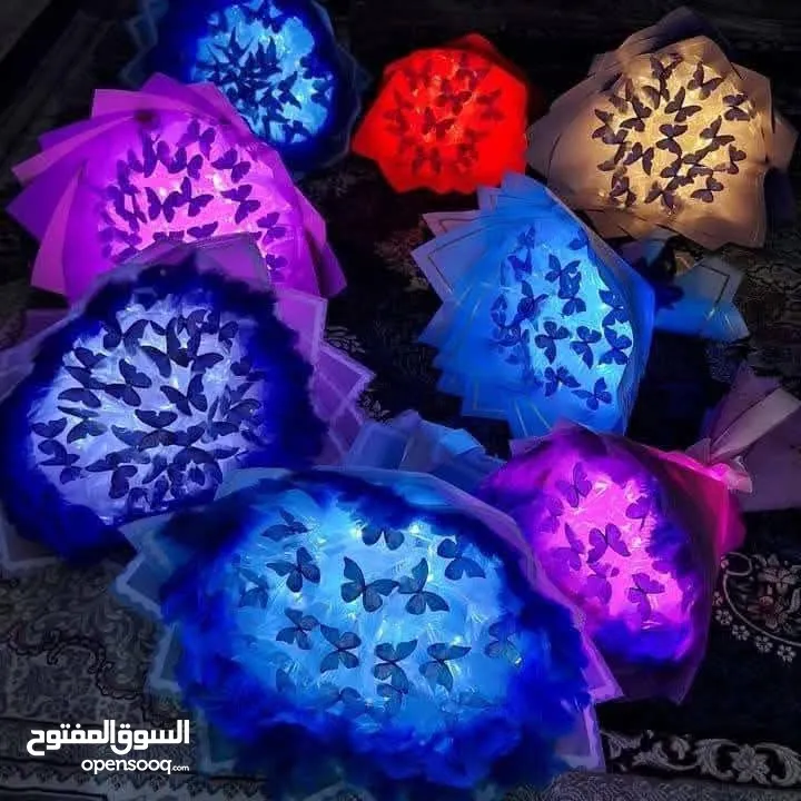 باقه فراشات 30 فراشه بتضوي وعليها العباره يلي بتناسبك