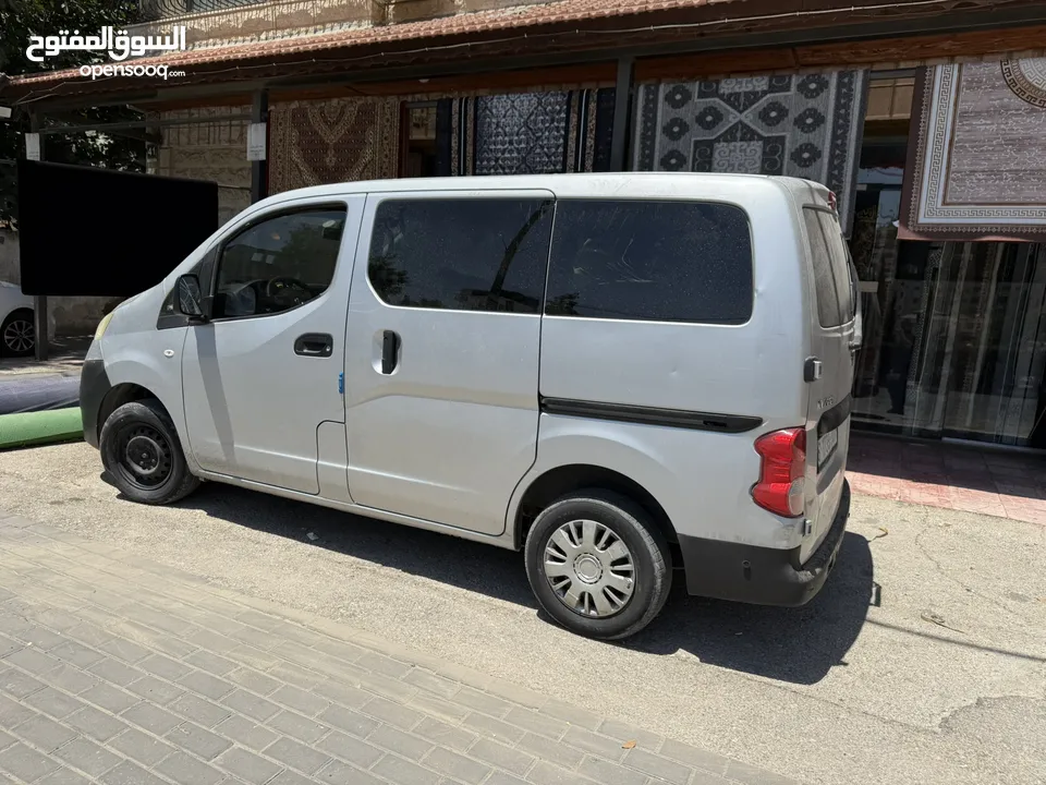 نيسان nv200