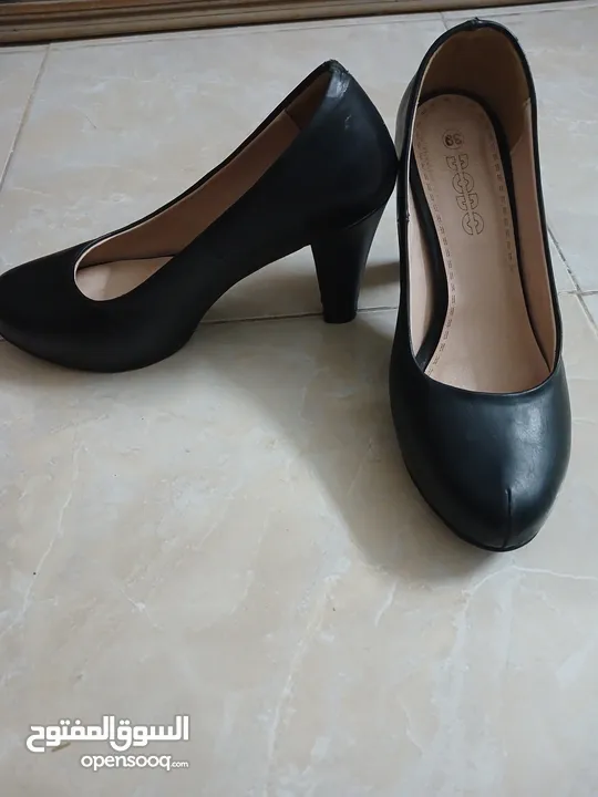 Black leather heels/ حذاء جلد أسود بكعب
