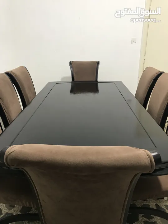 طاولة سفرة او جلسات بحالة الوكالة طول الطاولة 210م العرض 105م مع كراسي عدد 8 كما موضح في الصورة الخش